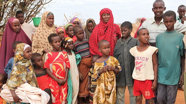 640px-Oxfam_East_Africa_-_Hundreds_of_families_are_arriving_in_Dadaab_camp_every_day_01