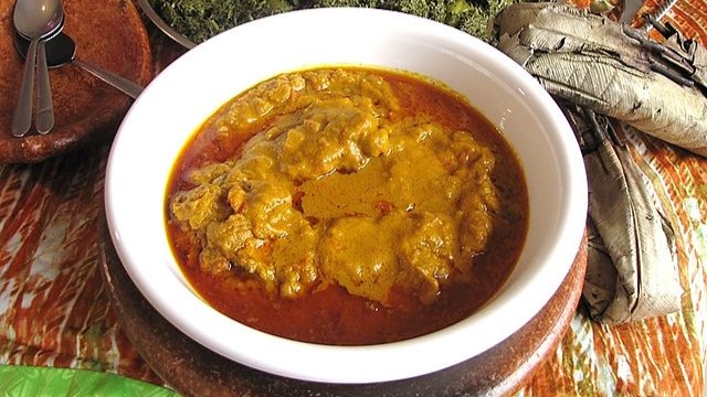Moambe_-_noix_de_palme_sauce_with_chicken