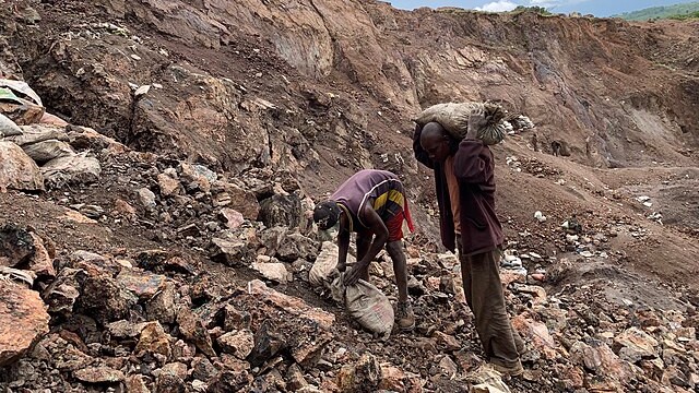 Artisanal_cobalt_miners_in_the_Democratic_Republic_of_Congo
