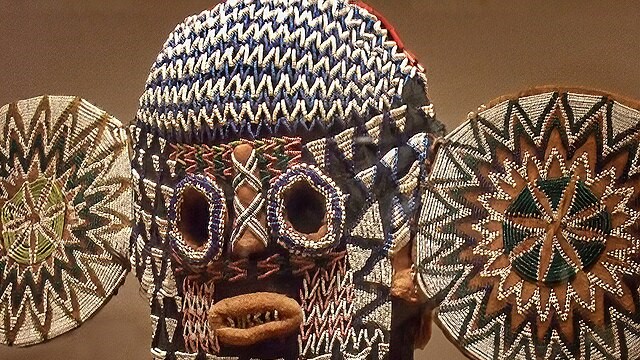 Elephant_Mask_from_Cameroon_Bamileke_people_Village_of_Banjoun_1910-1930_Palm_Leaf_Fiber,_cotton_textile_glass_beads_Dallas_Museum_of_Art