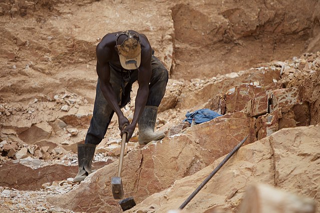 640px-Stoneworkers_in_the_Central_African_Republic_14