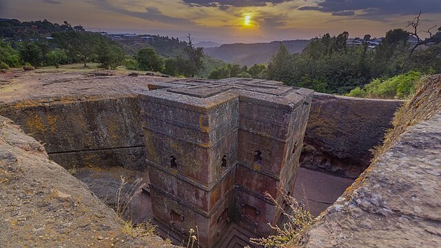 Ethiopia_-_sunset_at_Church_of_Saint_George,_Lalibela_01