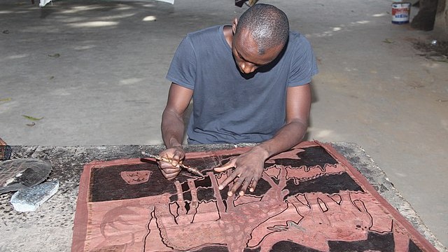 Man_die_aan_het_batikken_is_en_schildert_in_Banjul_Gambia