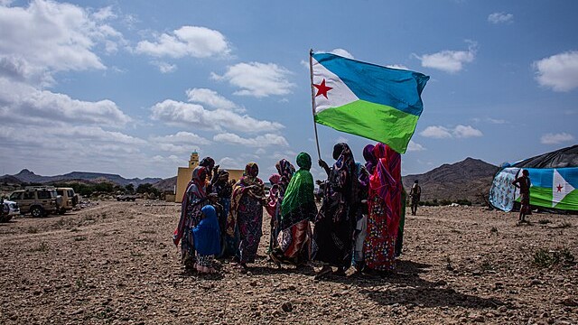 Un_groupe_de_femmes_danse_en_arborant_le_drapeau_national,_dans_le_village_de_God_Daawo,_Djibouti