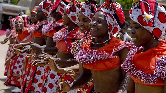 Kenya_dancing_(10706364576)