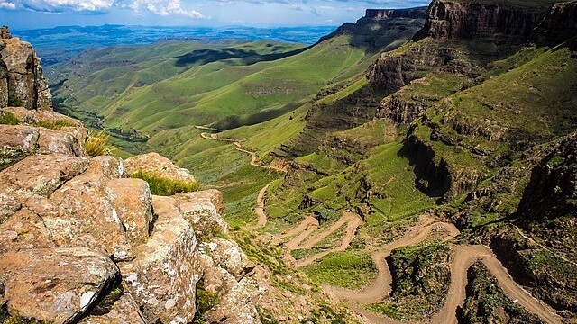 Sani_Pass_heading_into_Lesotho (1)